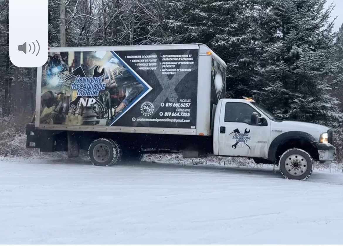 Camion de service dans la neige